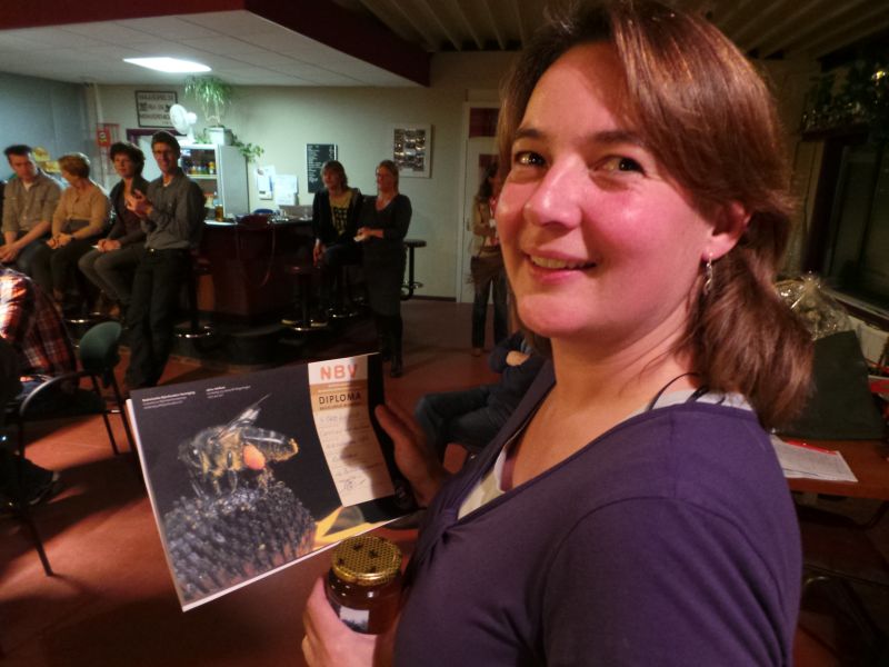 Caroline met imkerdiploma en potje honing